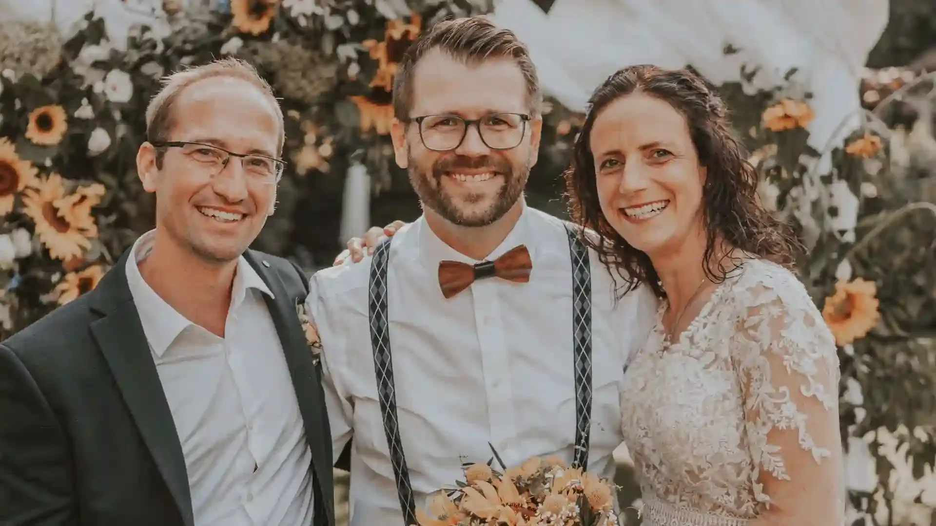 Mathias Gromeier mit dem Brautpaar nach der Zeremonie auf Gut Wendgräben