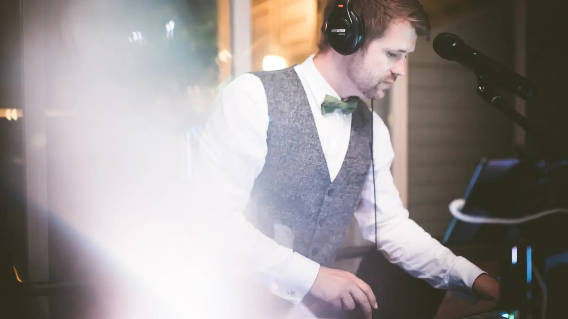 Mathias Gromeier als Hochzeits-DJ am Mischpult