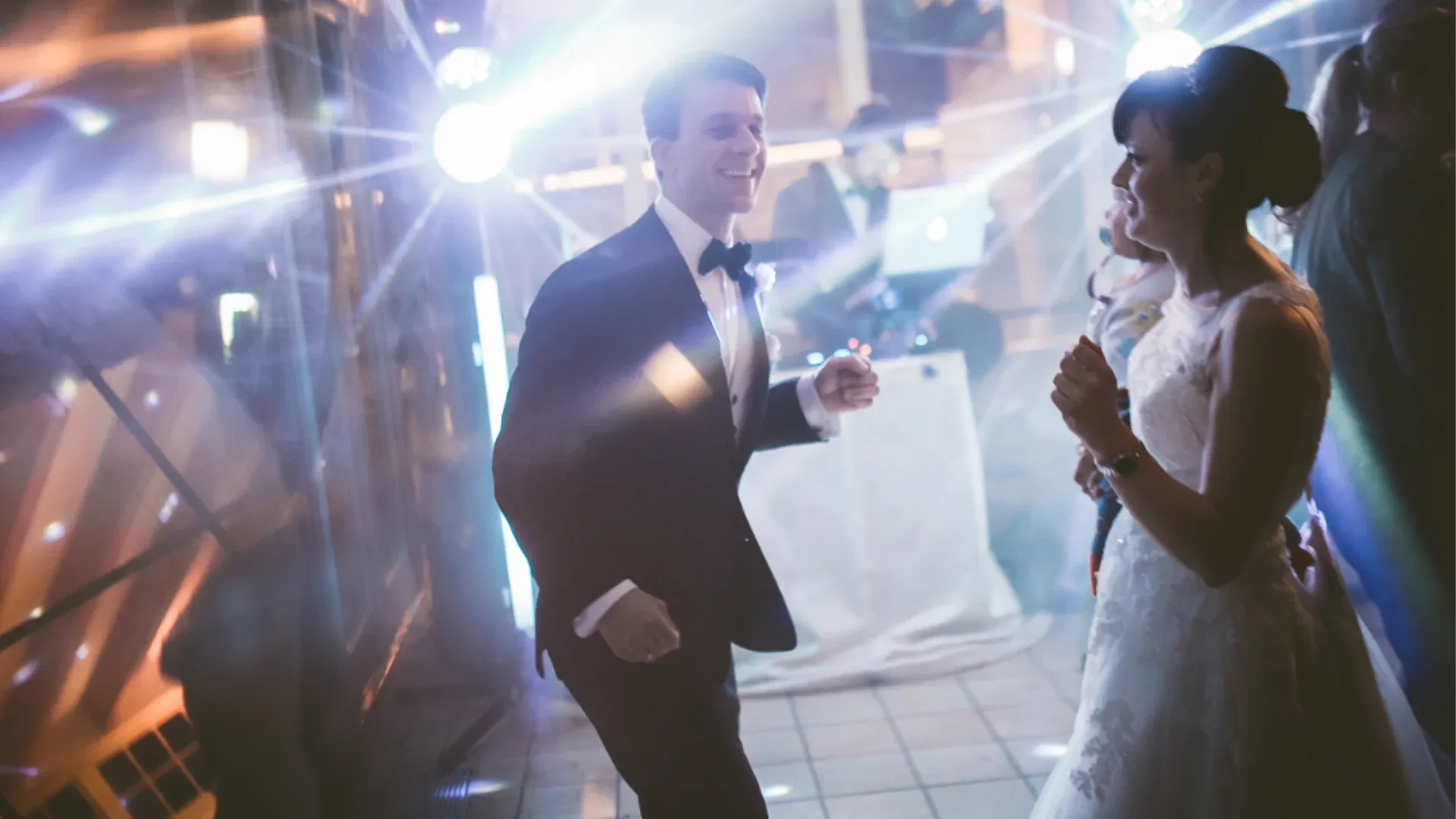 Brautpaar beim Hochzeitstanz auf der Tanzfläche mit Lichtshow