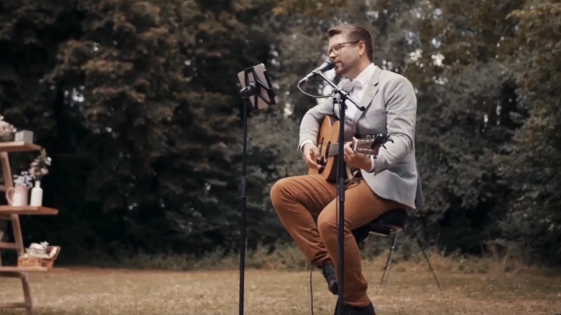 Standbild aus dem Video zur Live-Musik: Mathias Gromeier mit Gitarre im Freien