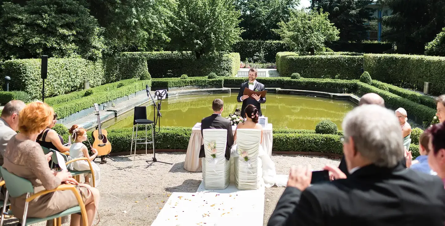 Festliche freie Trauung im Schlosspark mit Trauredner Mathias Gromeier