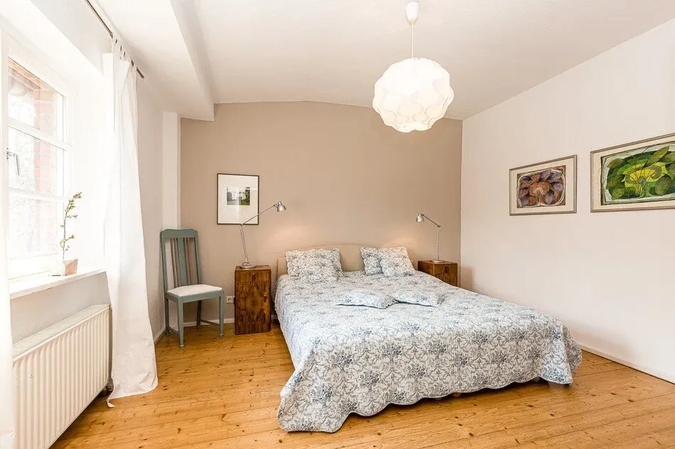 Schlafzimmer einer Ferienwohnung auf Gut Wendgräben